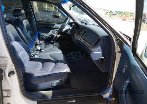 1995 Lincoln Town Car Signature/Spinnaker z USA, uszkodzony, nr VIN 1LNLM82W3SY740742